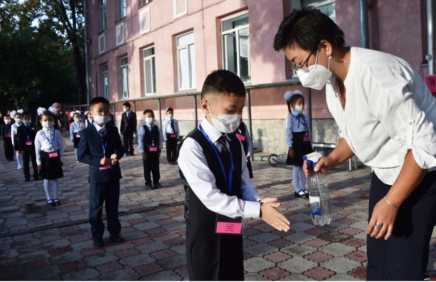 В школах Кыргызстана рекомендовано соблюдать масочный режим