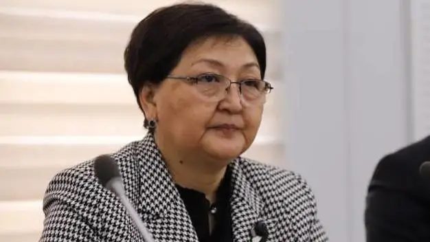 Население вынуждено покупать лекарства, которые должны выдаваться по рецепту бесплатно, - глава Минздрава