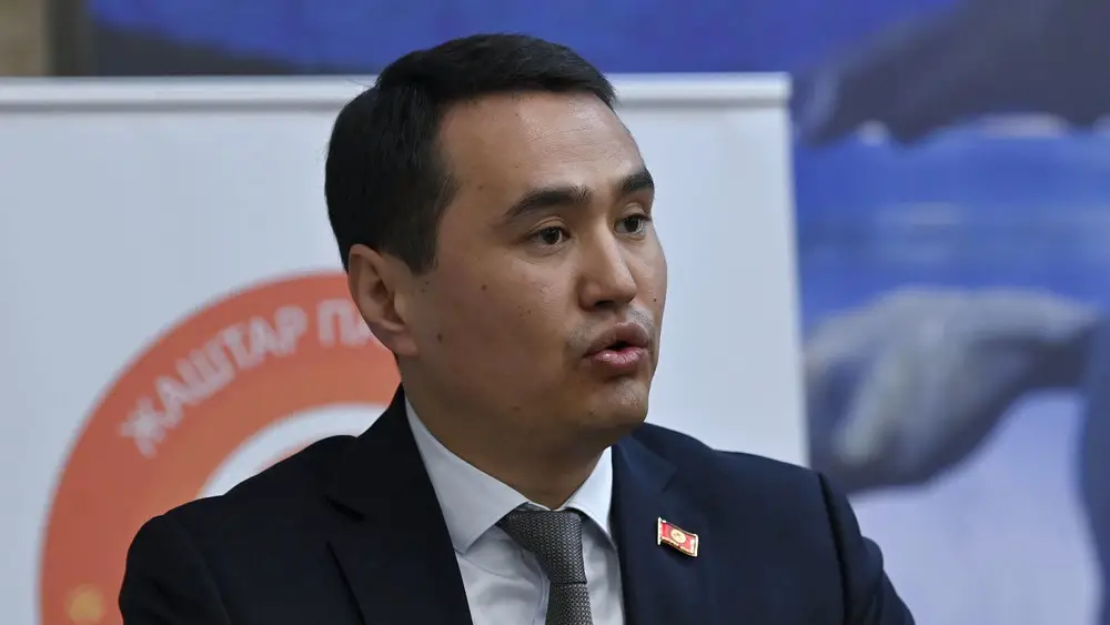 «Здоровье» (АКИpress) — Депутат Эльдар Сулайманов («Ата-Журт Кыргызстан») обратил внимание на состояние здания отделения онкологии и гематологии Ошской детской областной больницы. Как он сказал на заседании Жогорку Кенеша, отделение рассчитано на прием 25 детей. «Однако в связи с тем, что нуждающихся в лечении детей больше, в двухместной палате размещаются по 4-5 пациентов. Необходимо построить новое здание для отделения онкологии и гематологии Ошской детской областной больницы», - сказал депутат. По словам Сулайманова, в больнице также есть проблемы в обеспечении всеми необходимыми лекарствами. Подробнее: zdorovie.akipress.org/news:1879672/?f=cp